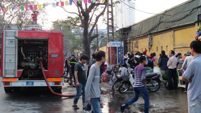 Vụ hỏa hoạn xảy ra vào khoảng 15h45 chiều nay tại chợ Đồng Tâm, Hai Bà Trưng Hà Nội.